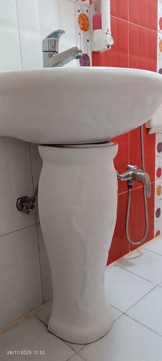 روشویی همراه با شیر قهرمان و آینه|لوازم سرویس بهداشتی|فردیس, شهرک راه آهن|دیوار