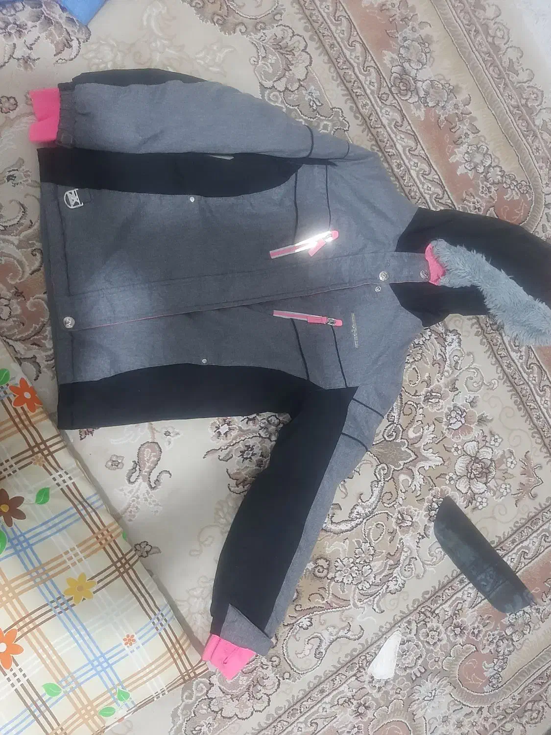 کابشن نوجوان خارجی|لباس|تربت‌حیدریه, باغ سلطانی|دیوار