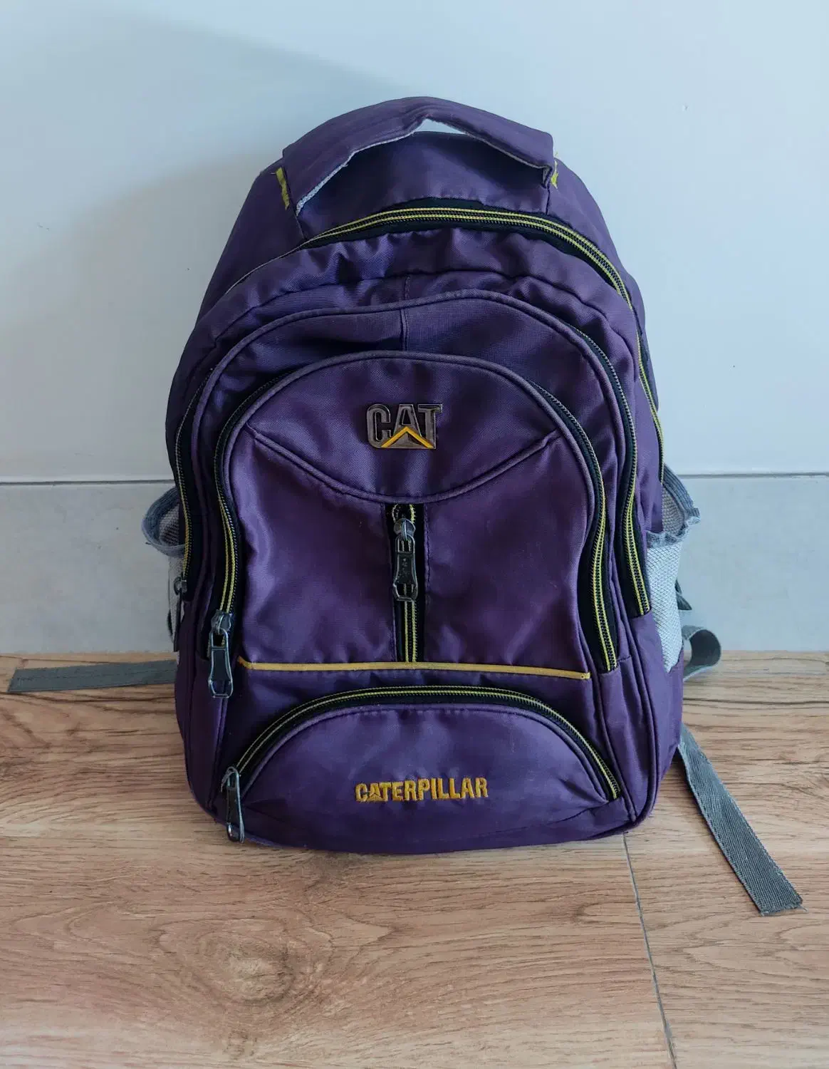 تعدادی لباس مدرسه و کیف|کفش و لباس بچه|میانه, |دیوار