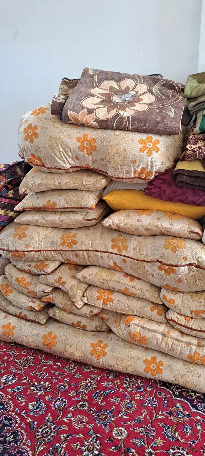 تعدادی بالشت در سایز های مختلف و پتو|رختخواب، بالش، پتو|کاشان, طاهرآباد|دیوار