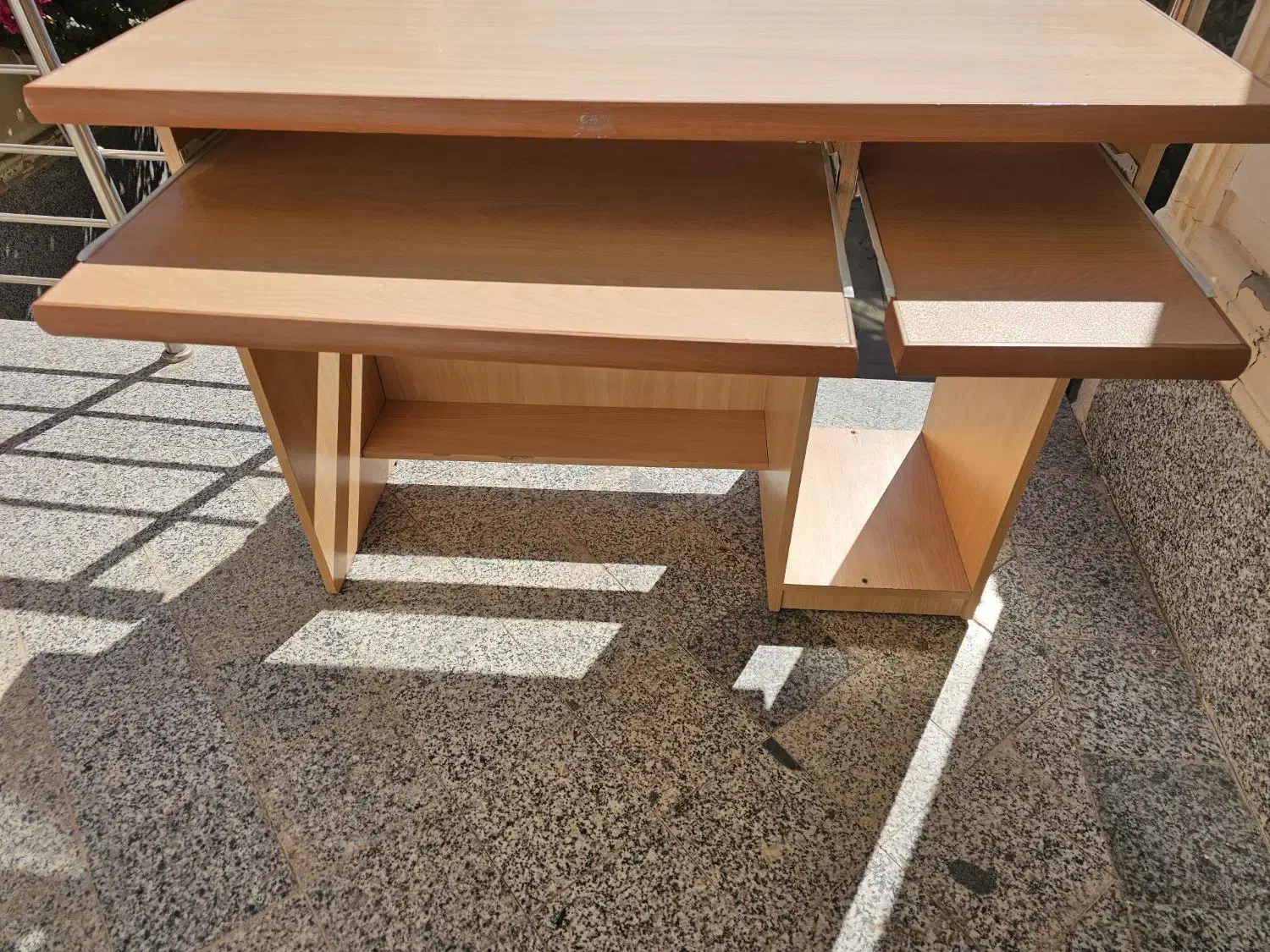 میز کامپیوتر در حد نو|میز تحریر و کامپیوتر|حمیدیا, |دیوار