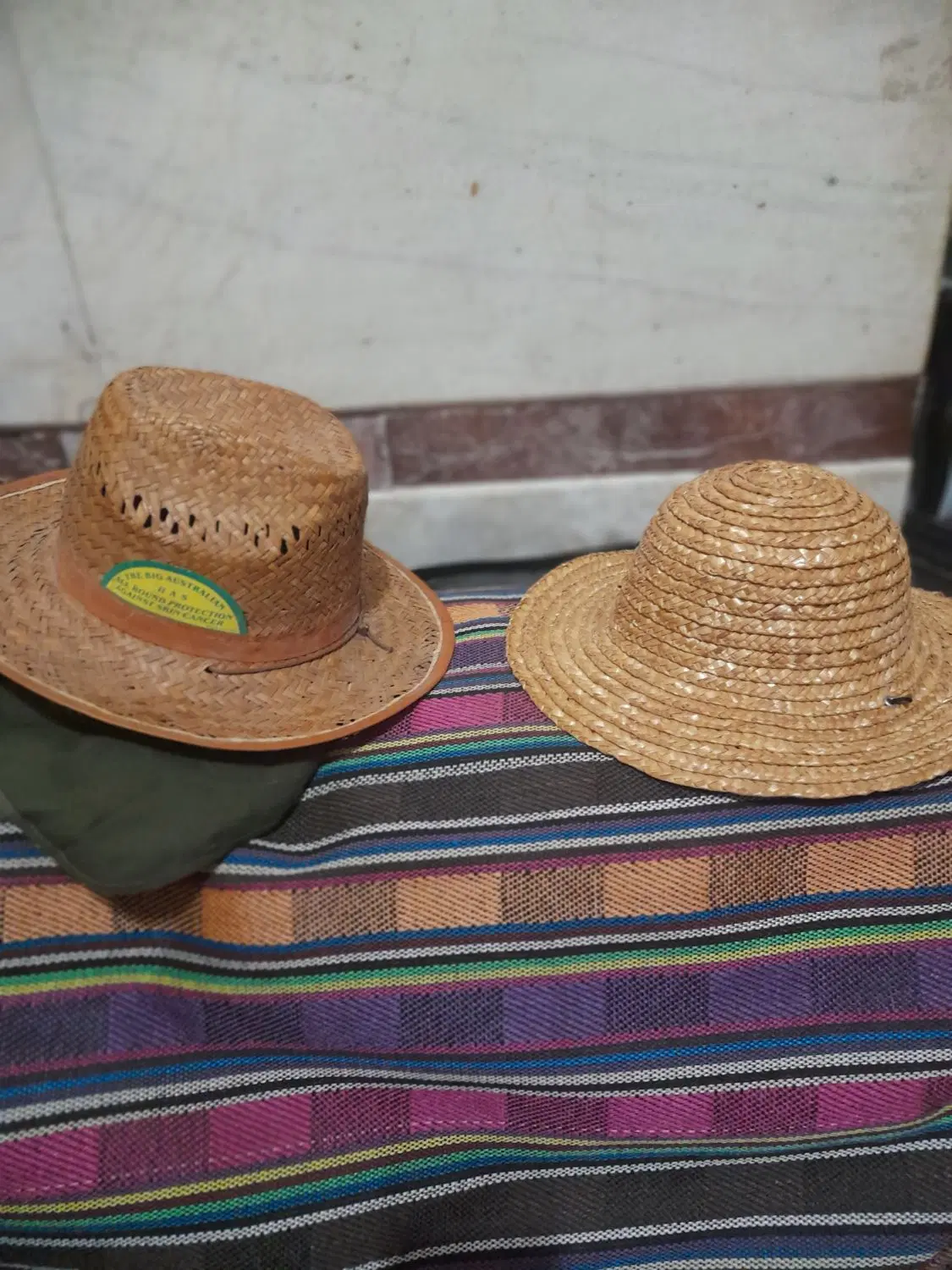 کلاه|لباس|نجفآباد, قلعه سفید|دیوار