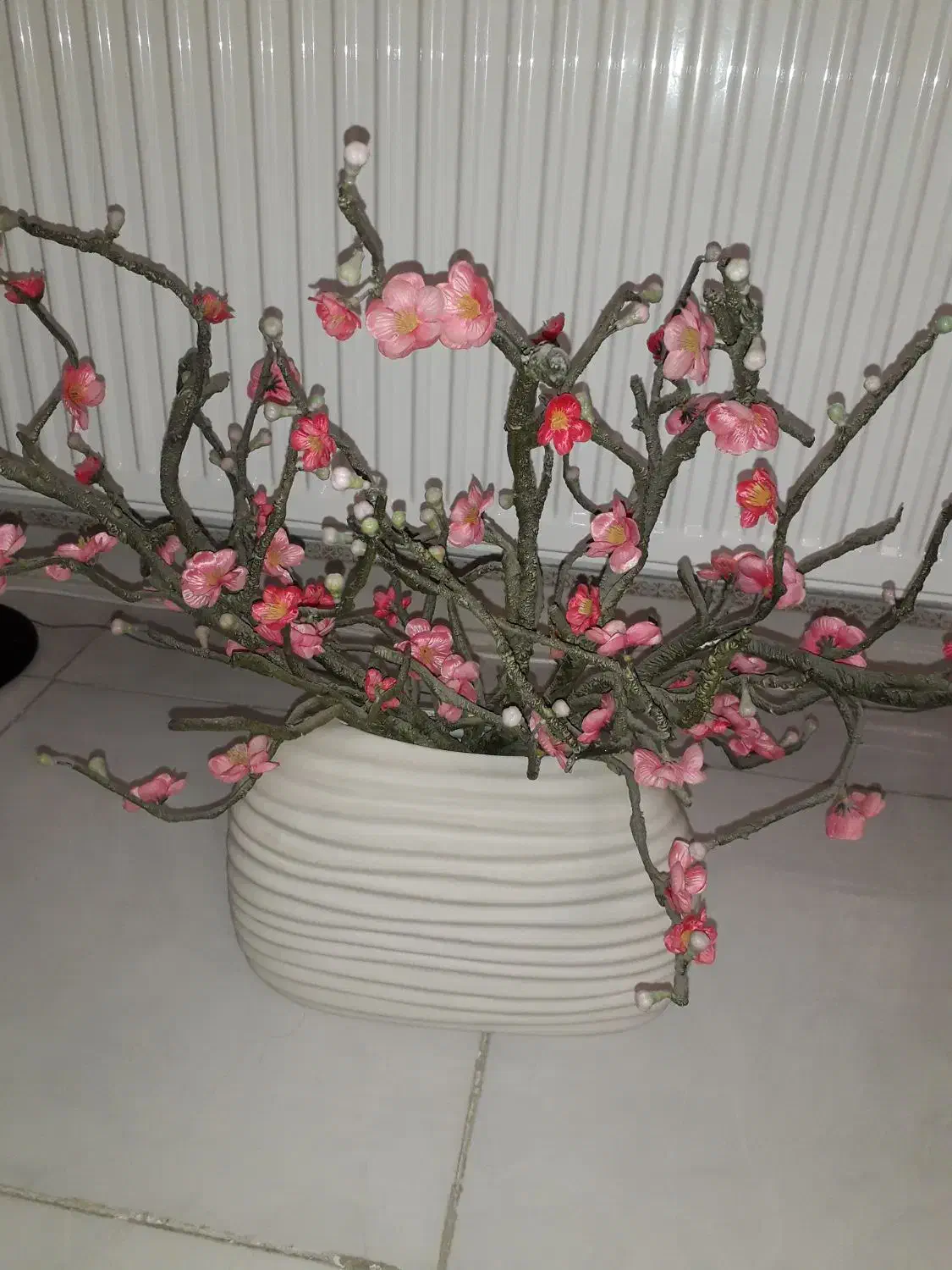 گلدان سفالی و شکوفه های گل|گل مصنوعی|کرج, گلستان|دیوار