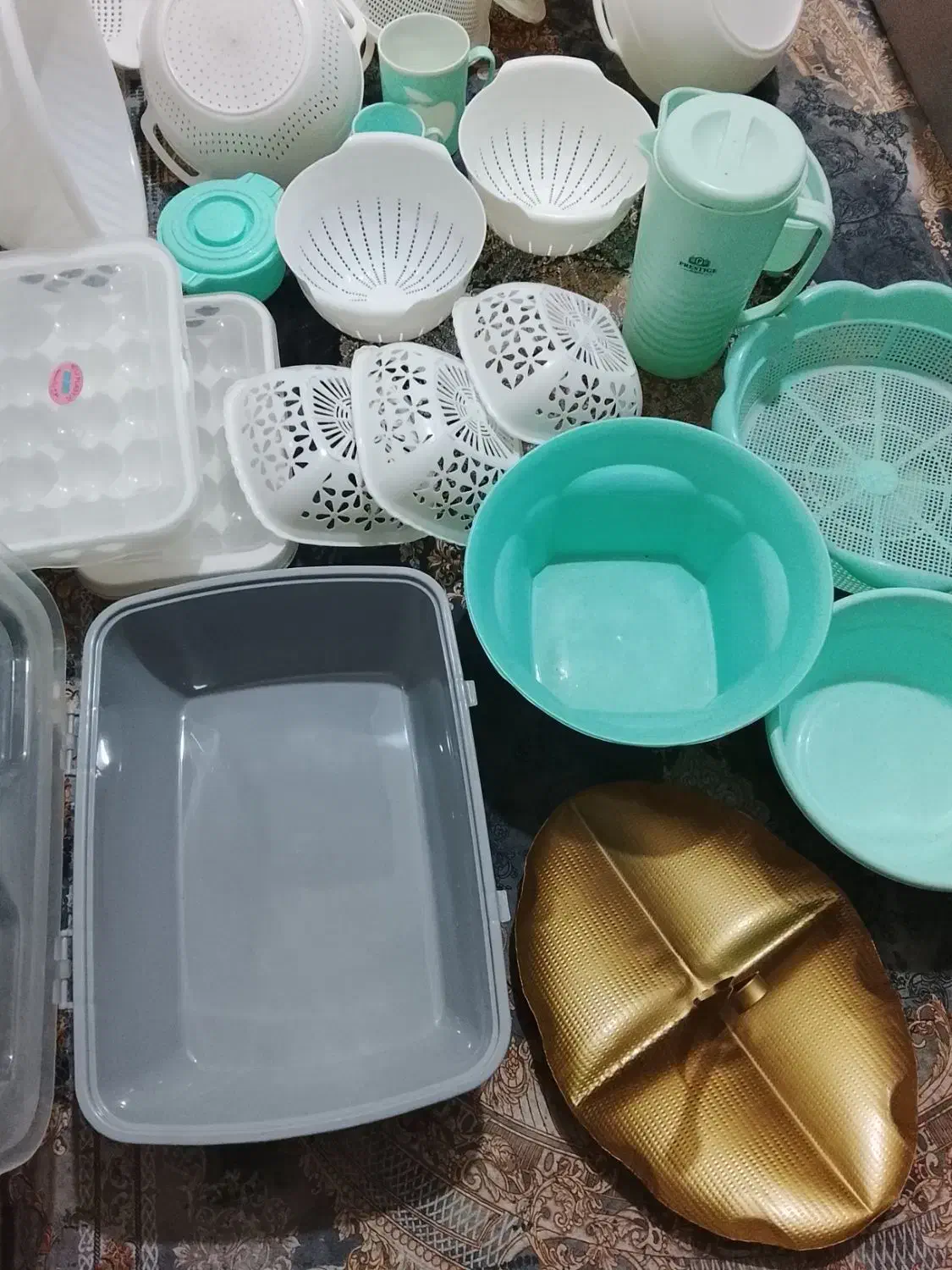 تعدادی ظرف پلاستیکی اشپزخانه|ظروف نگهدارنده، پلاستیکی، یک‌بارمصرف|بومهن, |دیوار