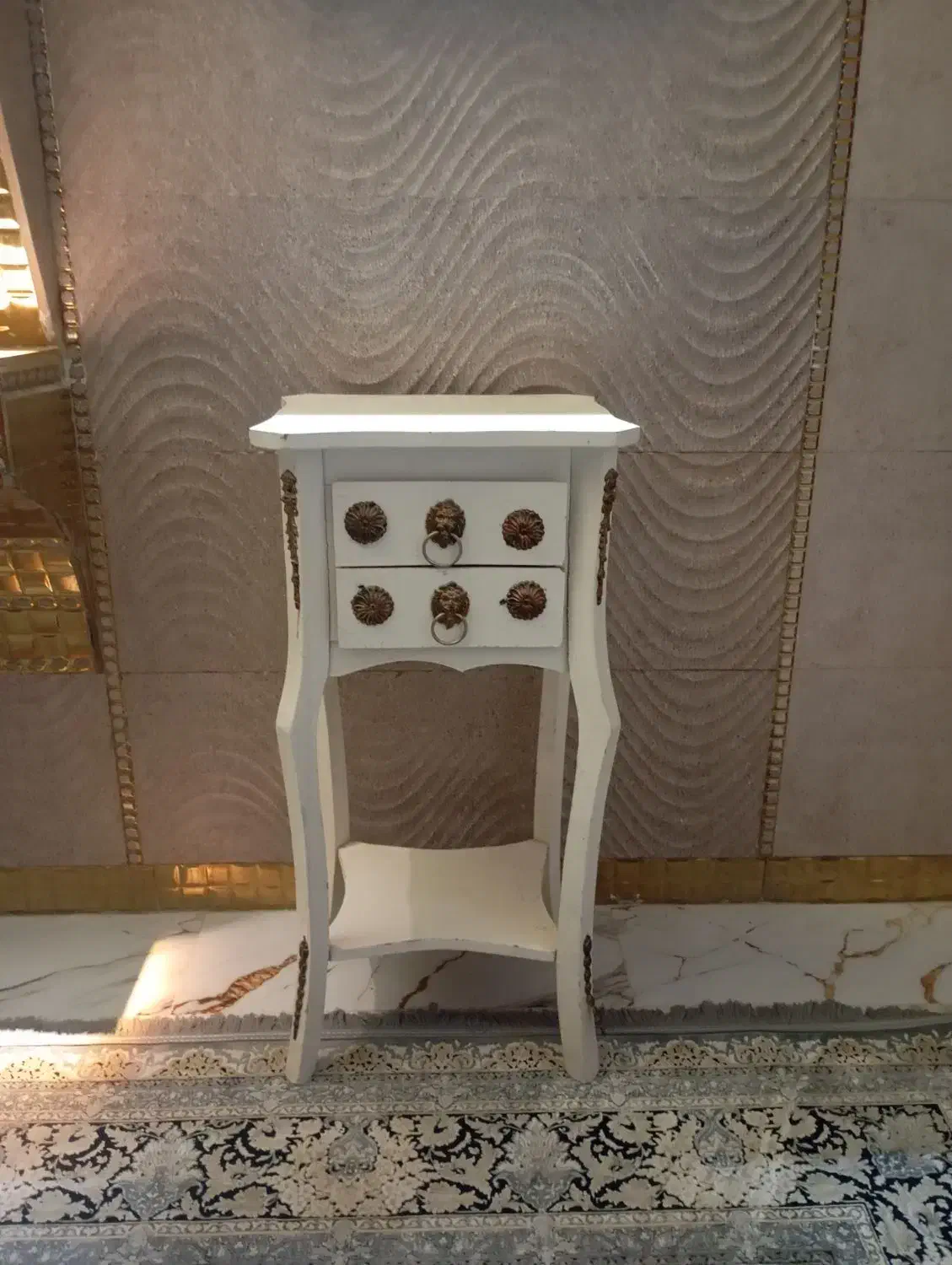 زیر تلفنی در حد نو|میز تلفن|چهارباغ, |دیوار