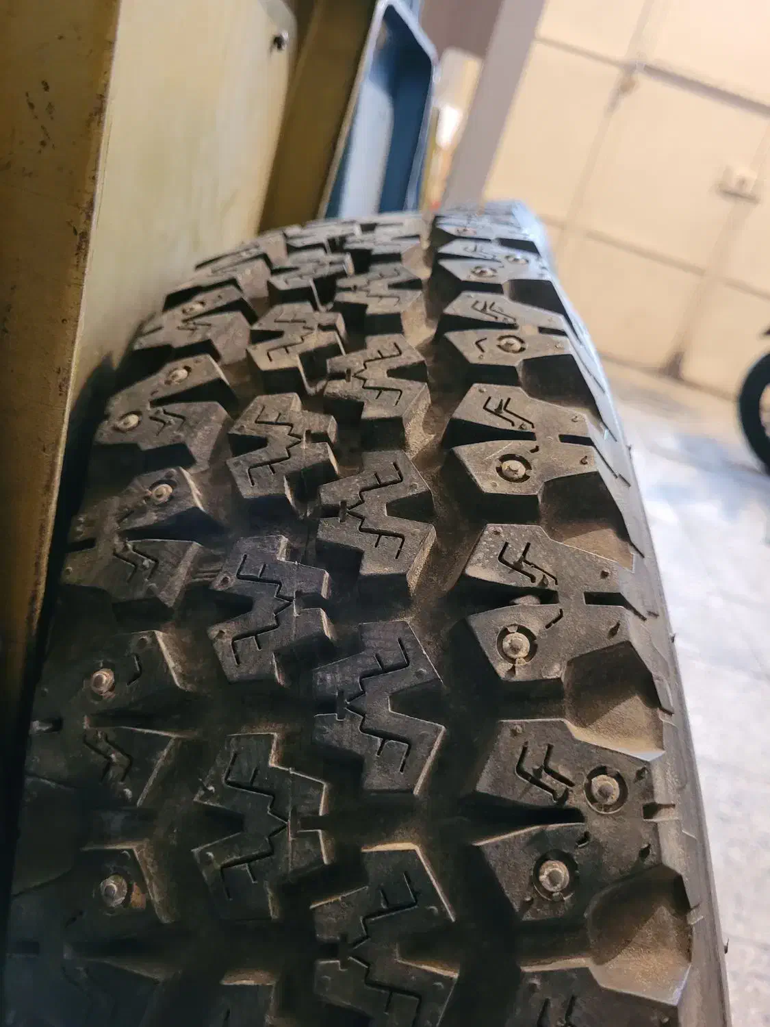 لاستیک یخ شکن بریجستون همراه با رینگ|قطعات یدکی و لوازم جانبی|تهران, دروازه شمیران|دیوار