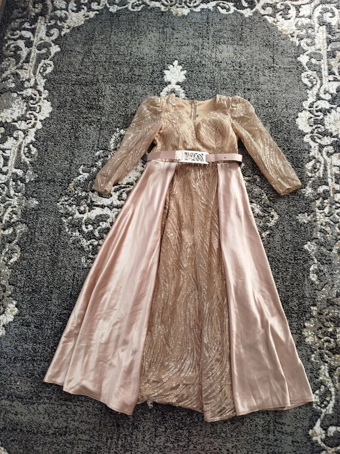 پاچین مجلسی|لباس|اقبالیه, |دیوار