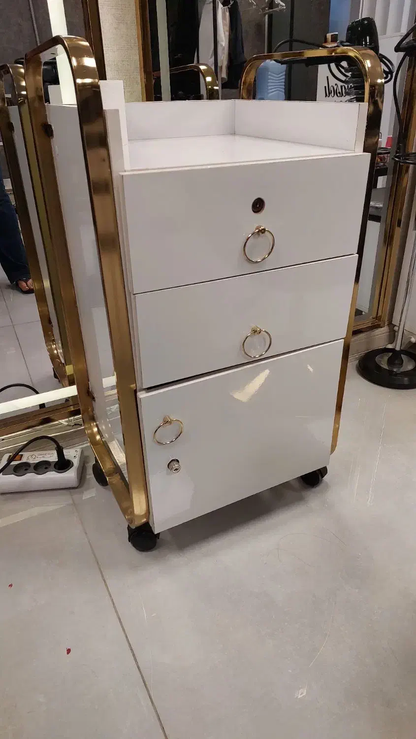 ترولی آرایشگاهی در حد نو قیمت عالی|آرایشگاه و سالنهای زیبایی|تهران, بلوار کشاورز|دیوار