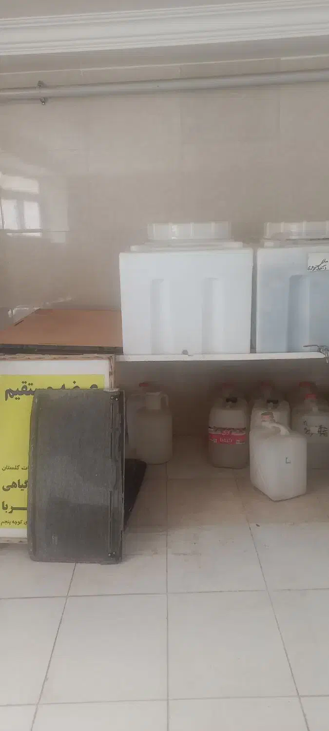 مخزن ۳۰۰ لیتری در حد نو|ظروف نگهدارنده، پلاستیکی، یکبارمصرف|گنبد کاووس, |دیوار