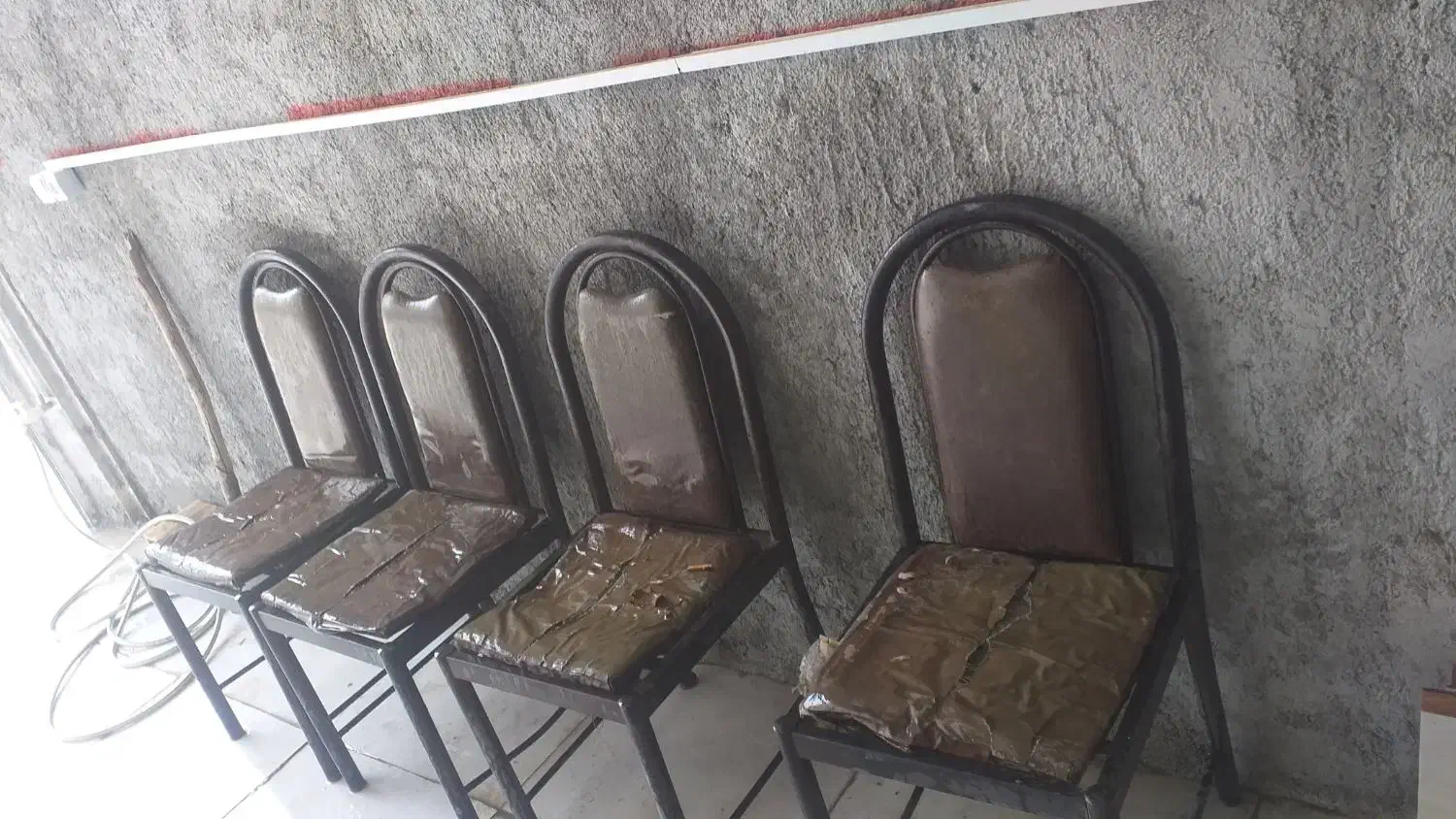 صندلی  تمیز اسکلت سالم فقط نیاز به روکش دارد|صندلی و نیمکت|سرپل ذهاب, |دیوار