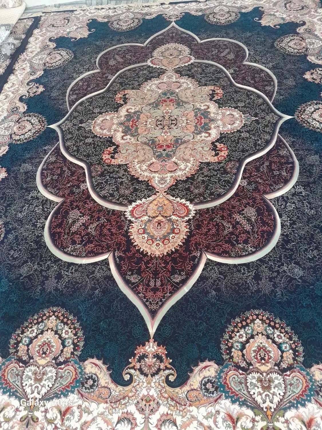 فرش ۱۲متری سورمه ای در حدنو|فرش|ارمند, |دیوار