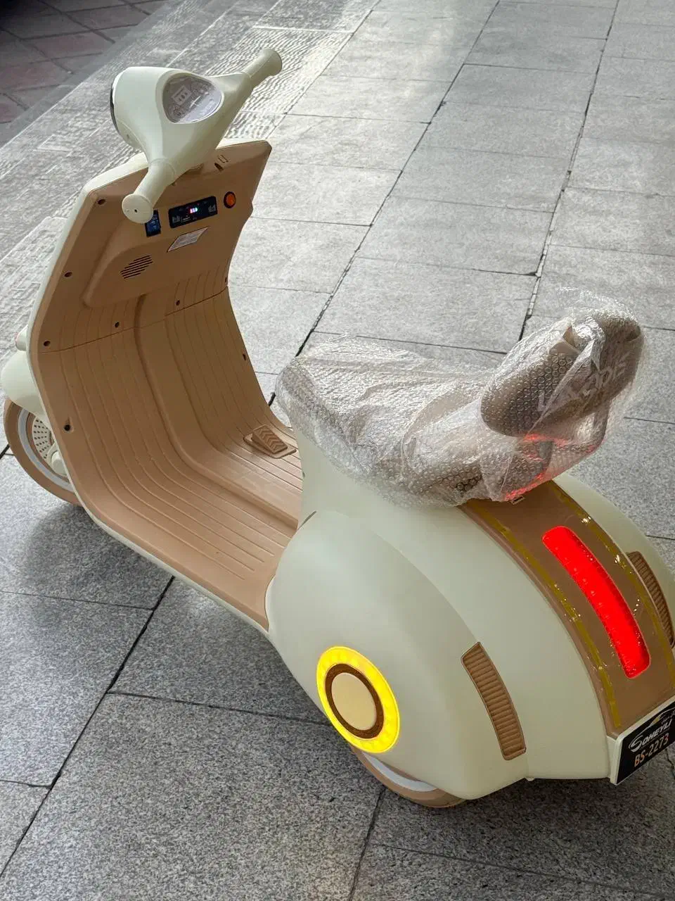 ماشین موتور شارژی وسپا پاستیلی اورجینال|اسباببازی بچه|کرج, باغ سیب|دیوار