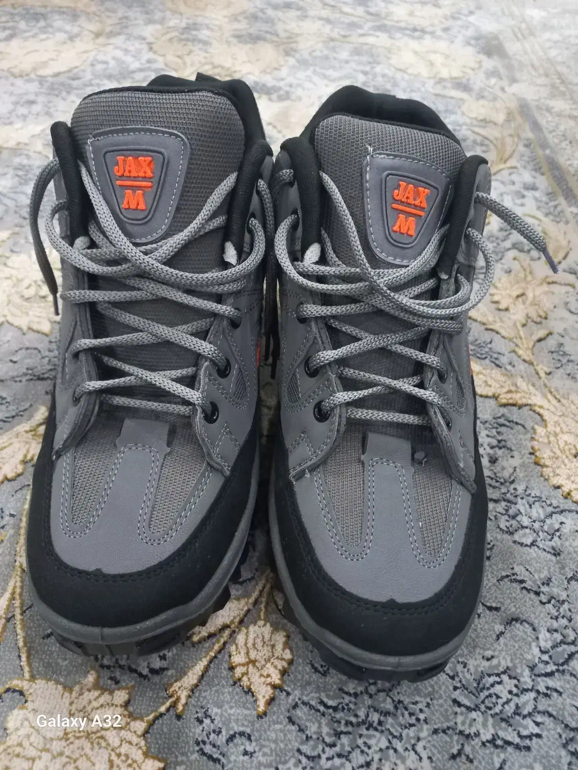 کفش کتونی|کیف، کفش، کمربند|رشت, باهنر|دیوار