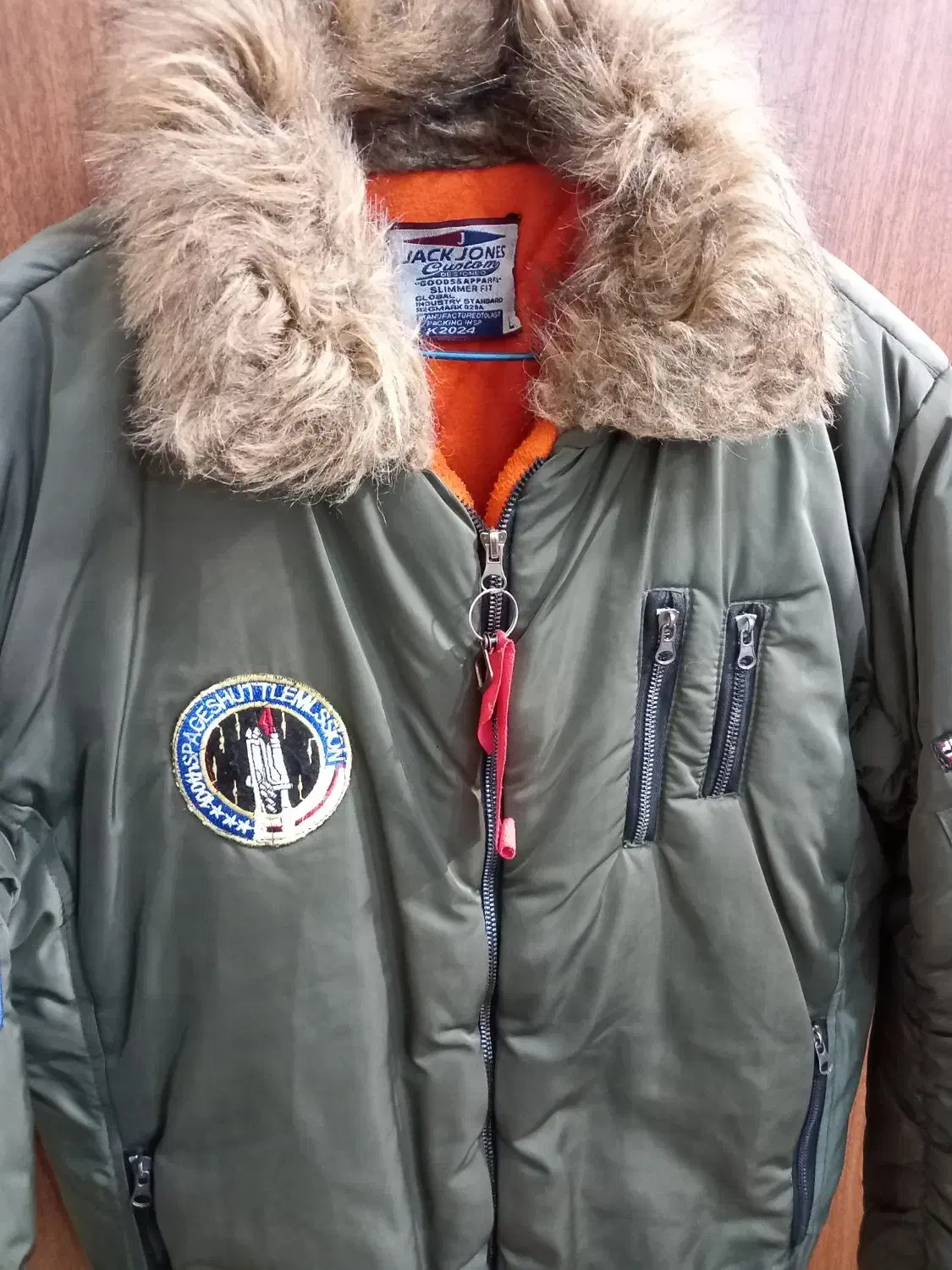 کابشن خلبانی اصل وکت لی و پاییزه|لباس|مهاجران, |دیوار