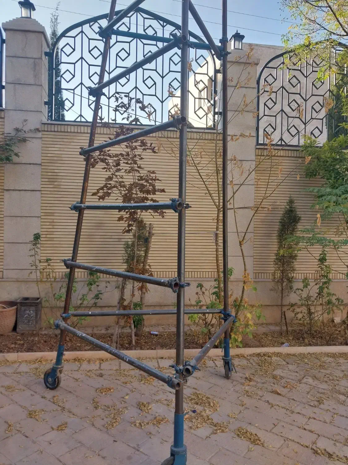 فروش نردبان سه پایه ۶متری چرخدار|مصالح و تجهیزات ساختمان|شیراز, غدیر شمالی|دیوار