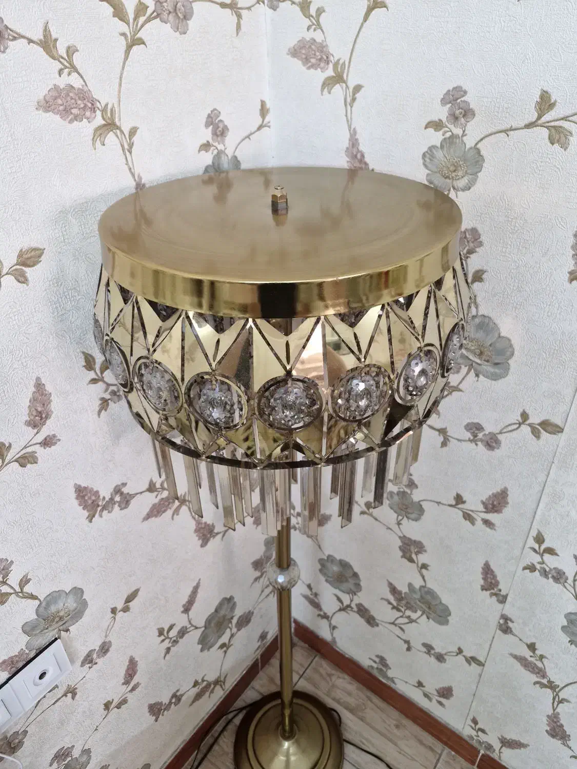 کنار سالنی طلایی رنگ ثابت|چراغ خواب و آباژور|قرچک, زیبا شهر|دیوار