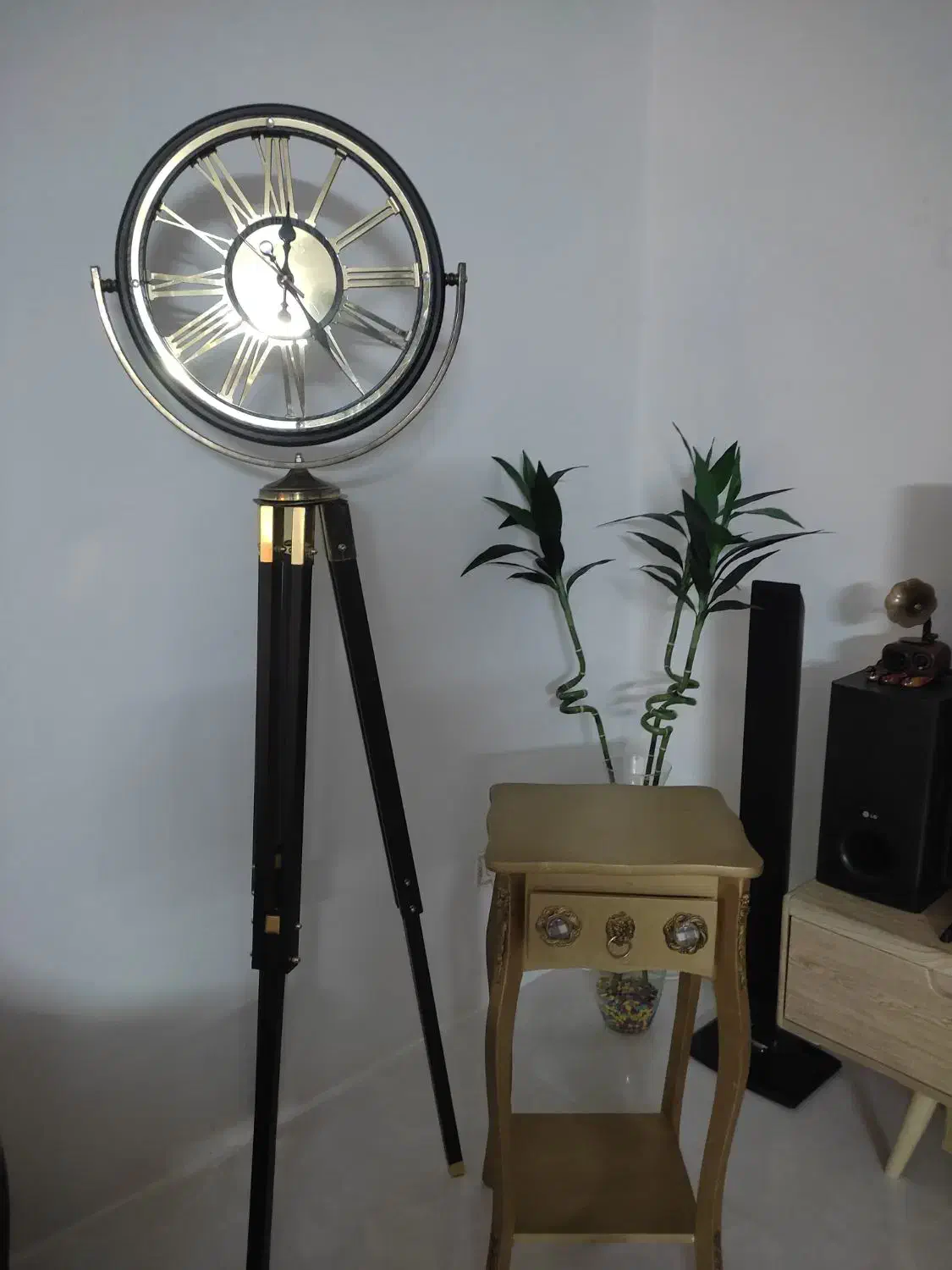 ساعت زمینی وی میز چهار پایه سالم به فروش میرسد|ساعت دیواری و تزئینی|تنکابن, |دیوار