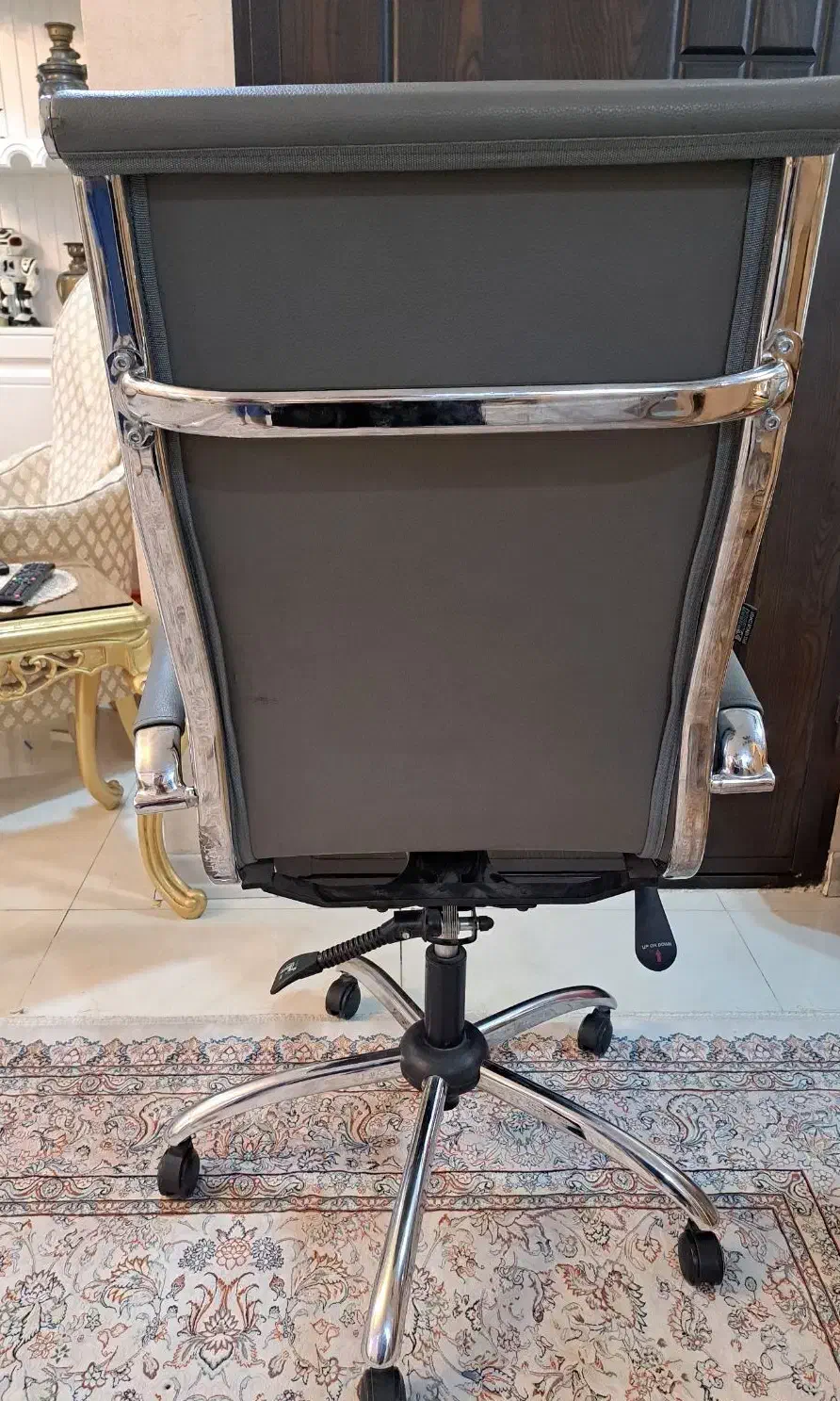 صندلی گردان|صندلی و نیمکت|تهران, آهنگران (سراسیاب دولاب)|دیوار