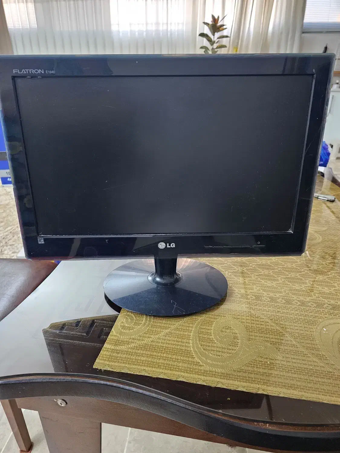 مانیتور ال جی ۱۹۴۰- ۱۹ اینچ|قطعات و لوازم جانبی رایانه|تهران, حافظیه|دیوار