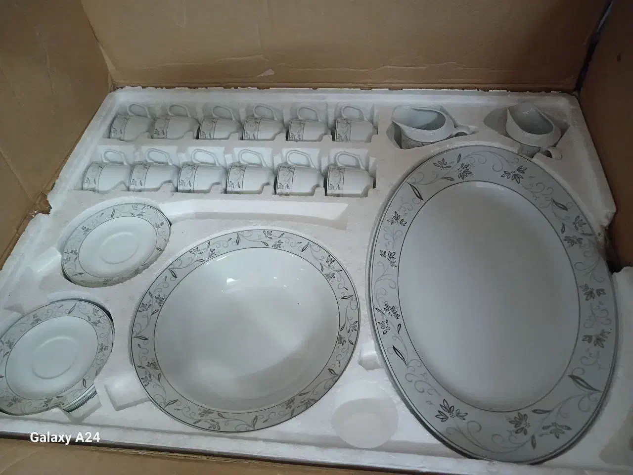 سرویس چینی ۱۲ نفره یا ۱۰۲ پارچه چینی زرین نو آکبند|ظروف سرو و پذیرایی|تهران, نازیآباد|دیوار