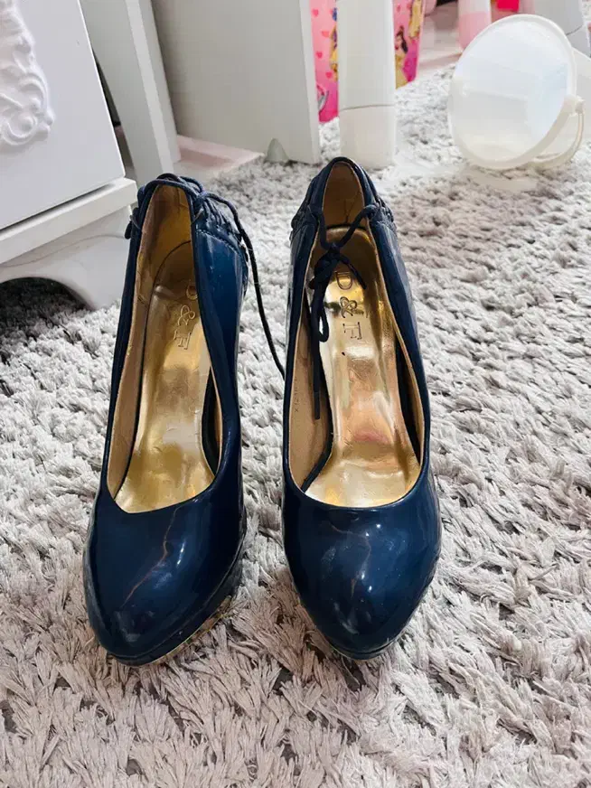 کفش مجلسی|کیف، کفش، کمربند|قم, انسجام|دیوار