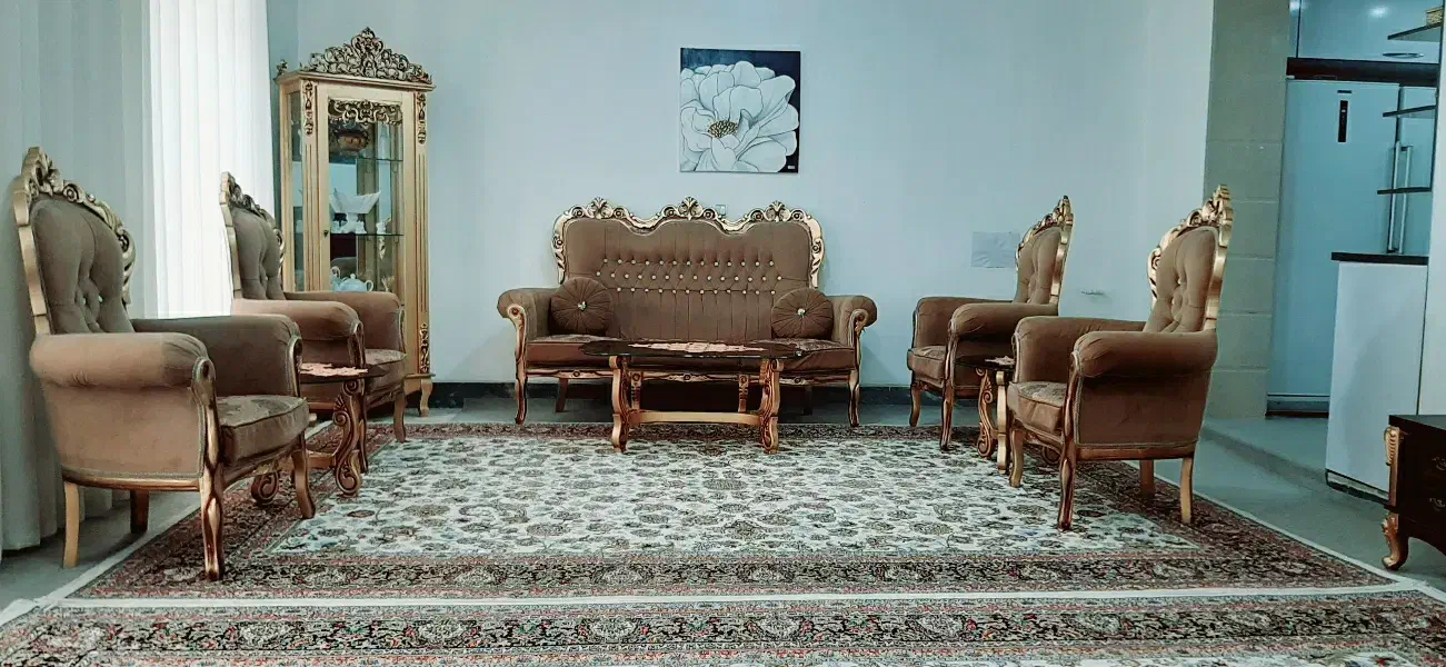 مبل سلطنتی ۹ نفره+ویترین+ میز تی وی و ساعت|مبلمان خانگی و میز عسلی|شیراز, شهرک مهدی‌آباد|دیوار