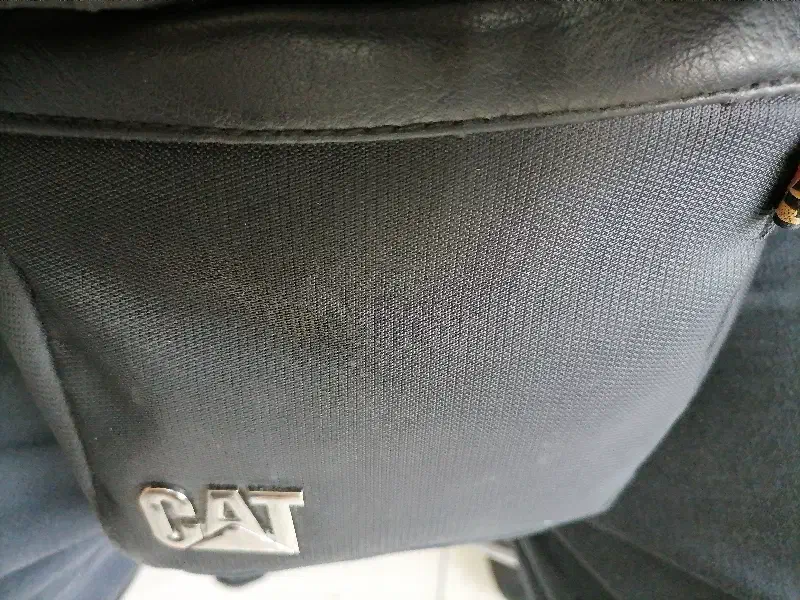 کیف مشکی گمشده|اشیا|ری, علایین|دیوار