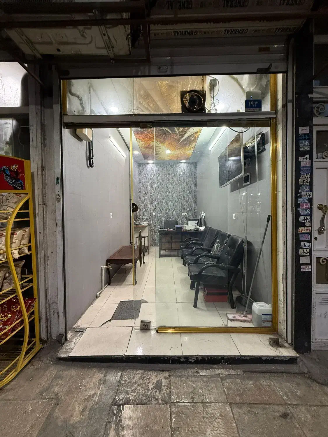 مغازه 12 متری بر آموزگار مناسب دفتر کار و کافی نت|اجارهٔ مغازه و غرفه|تهران, بهمن یار|دیوار