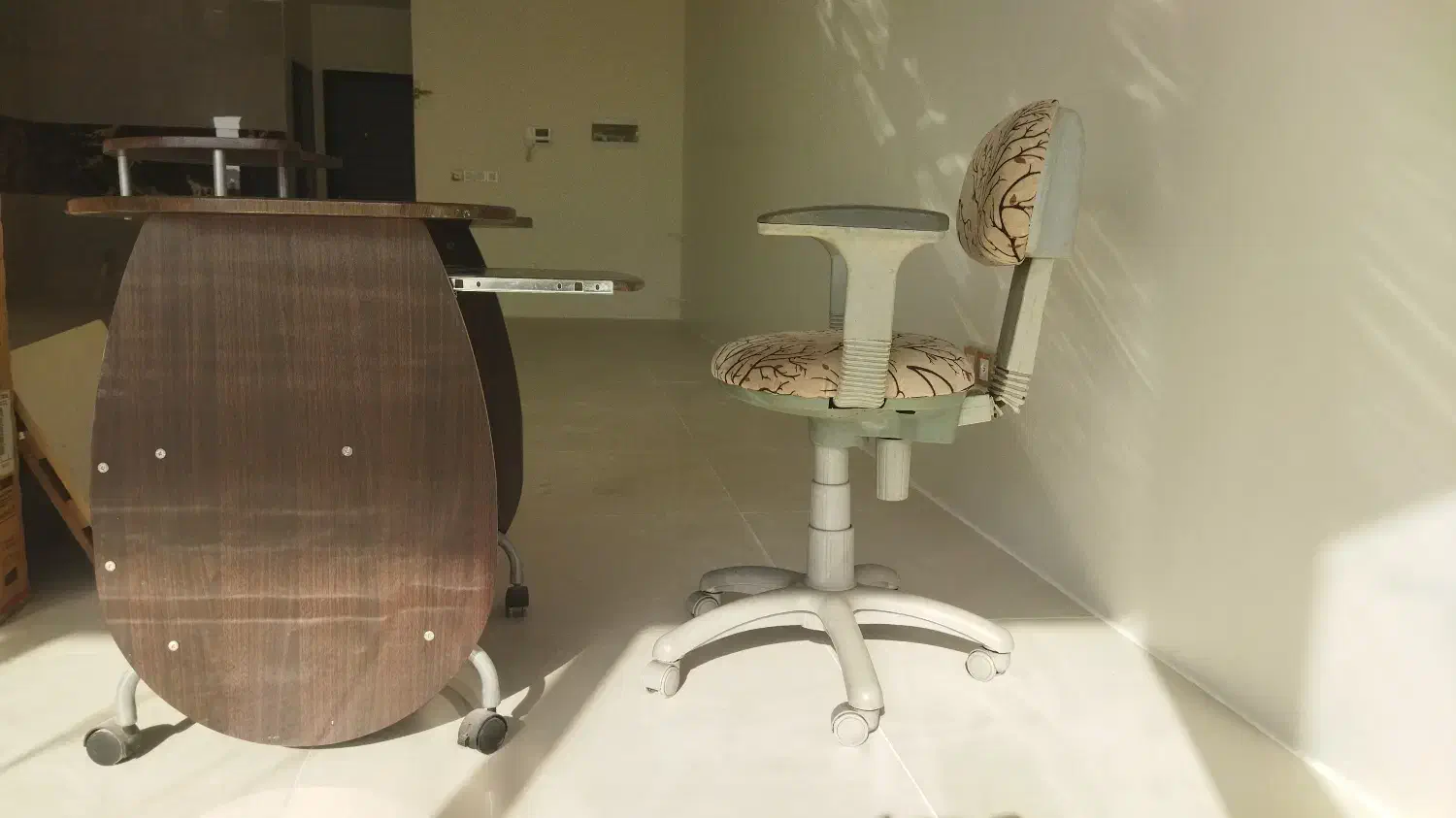 صندلی ومیزکامپیوتر|میز تحریر و کامپیوتر|فردیس, منظریه|دیوار