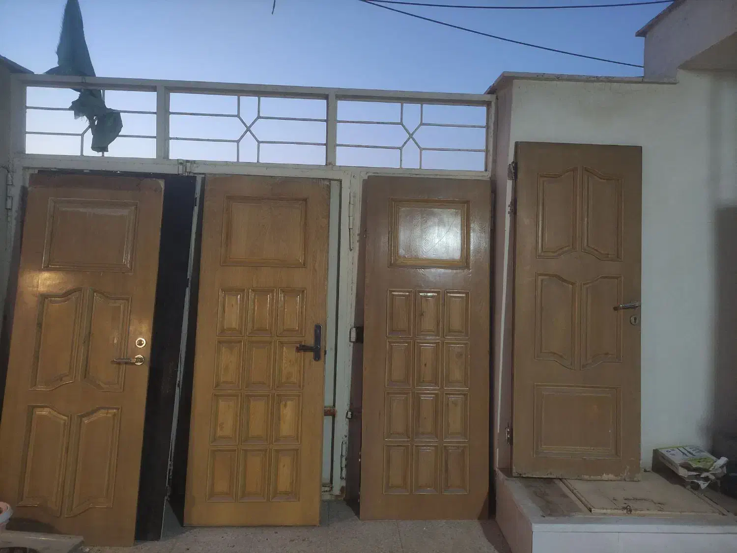 دوعدد پنچره چوبی78*114 و چهار عدد درب چوبی اتاق|مصالح و تجهیزات ساختمان|آران و بیدگل, |دیوار