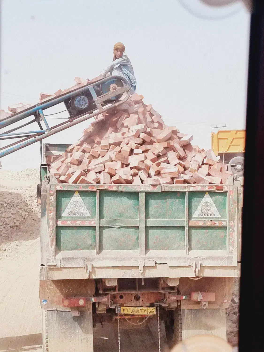 ماسه. آجر شن/کمپرسی/کامیون/ پروژه اجاره|مصالح و تجهیزات ساختمان|میرجاوه, |دیوار