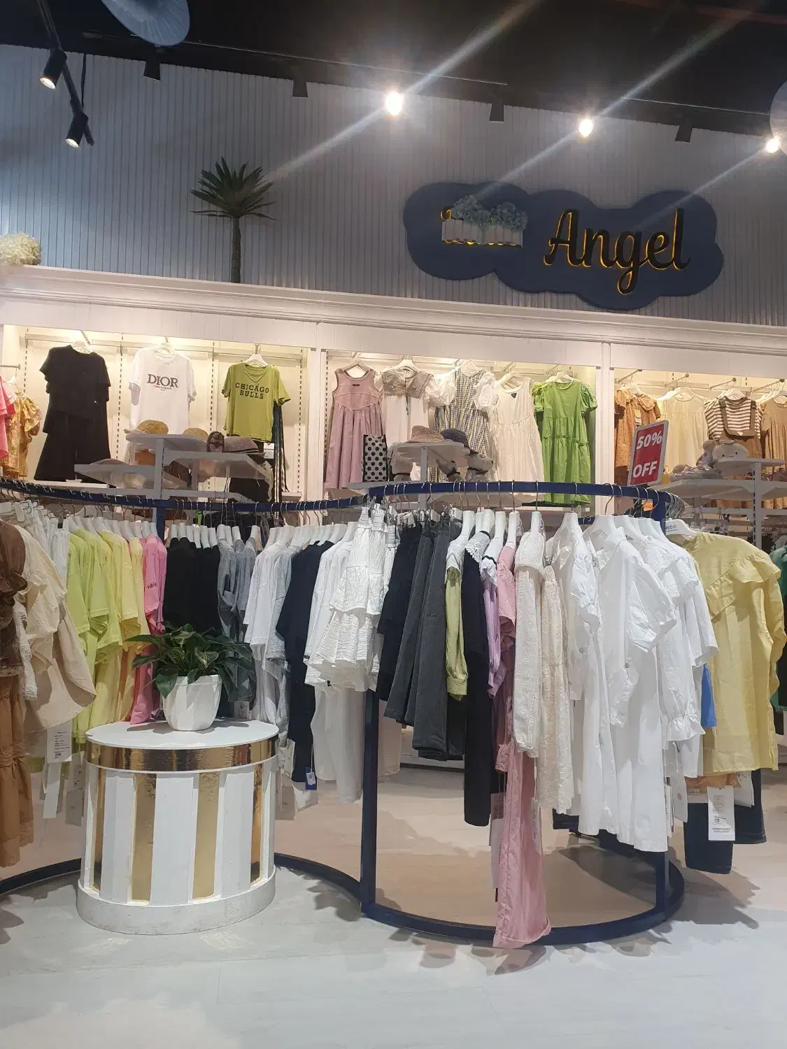 واگذاری مغازه شیک با دکور و گیت و دوربین|فروش مغازه و غرفه|بستک, |دیوار