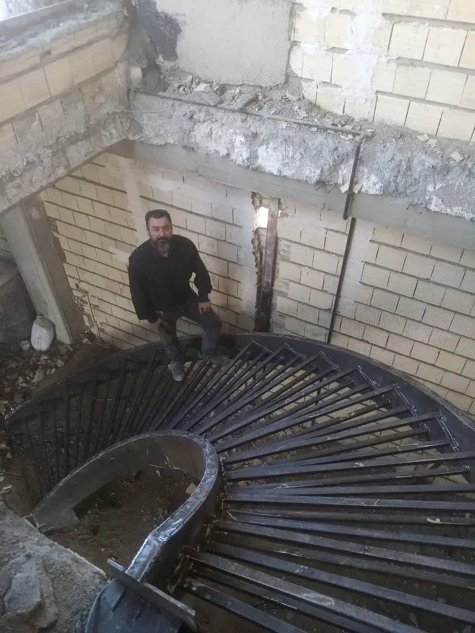 پله گرد فلزی پله پیچ پله معلق پله باکس پله مدرن|خدمات پیشه و مهارت|هشتگرد, طاووسیه|دیوار