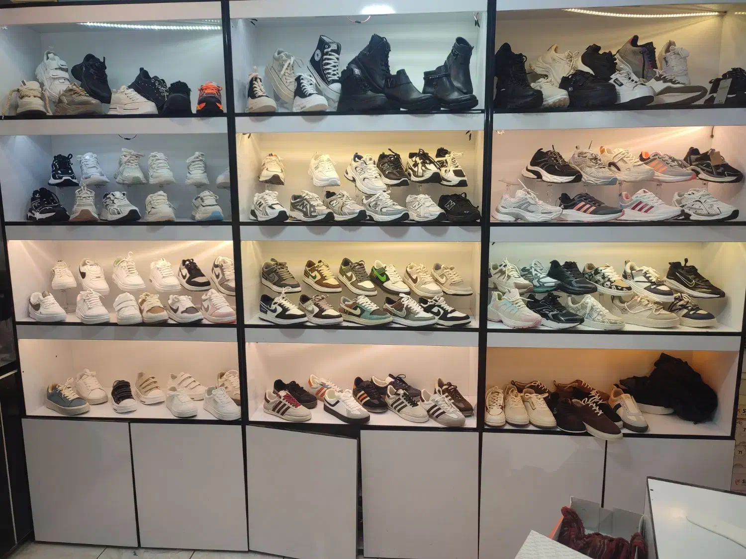 فروش ویترین مغازه کفش فروشی|فروشگاه و مغازه|سیرجان, |دیوار