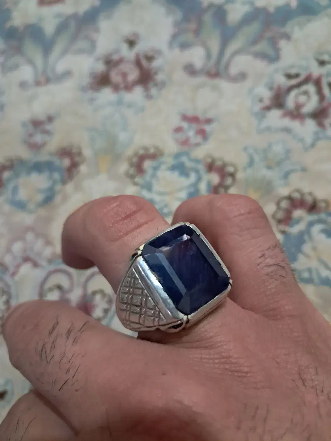 یاقوت کبود درشت|جواهرات|قم, قلعه عموحسین|دیوار