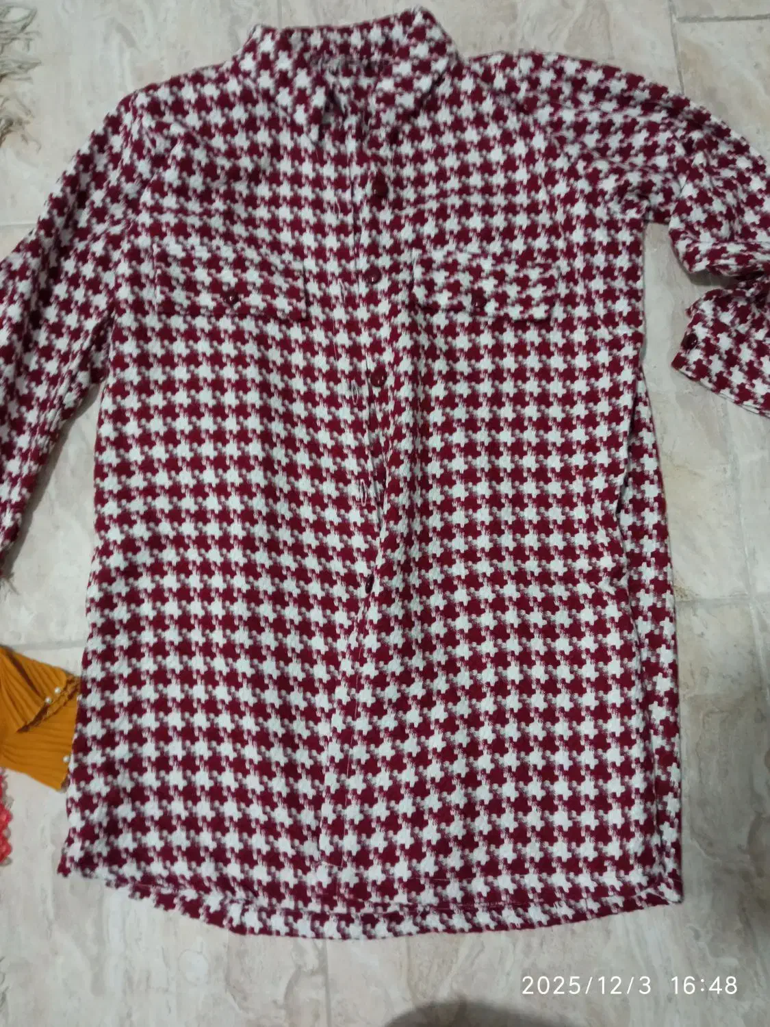 تعدادی لباس و کاپشن و کلاه|لباس|گرگان, |دیوار