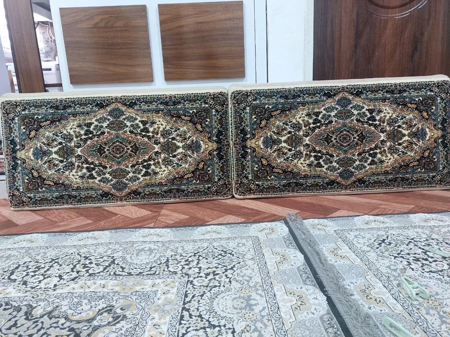 یه جفت پشتی|پشتی|اقبالیه, |دیوار