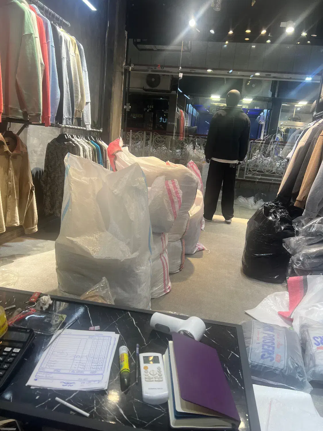 فروشنده ی پوشاک|استخدام بازاریابی و فروش|تهران, فردوسی|دیوار