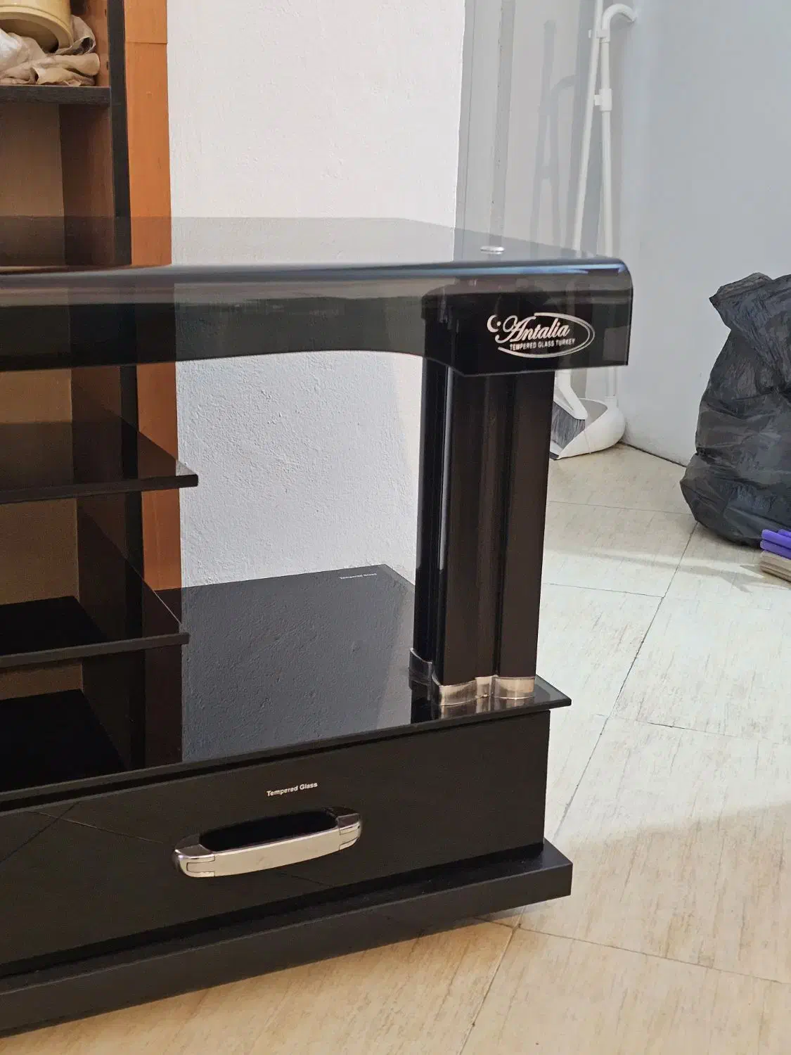 میز تلویزیون لوکس آنتالیا - شیشه خم تمپرد در حد نو|میز تلویزیون|رویان, |دیوار