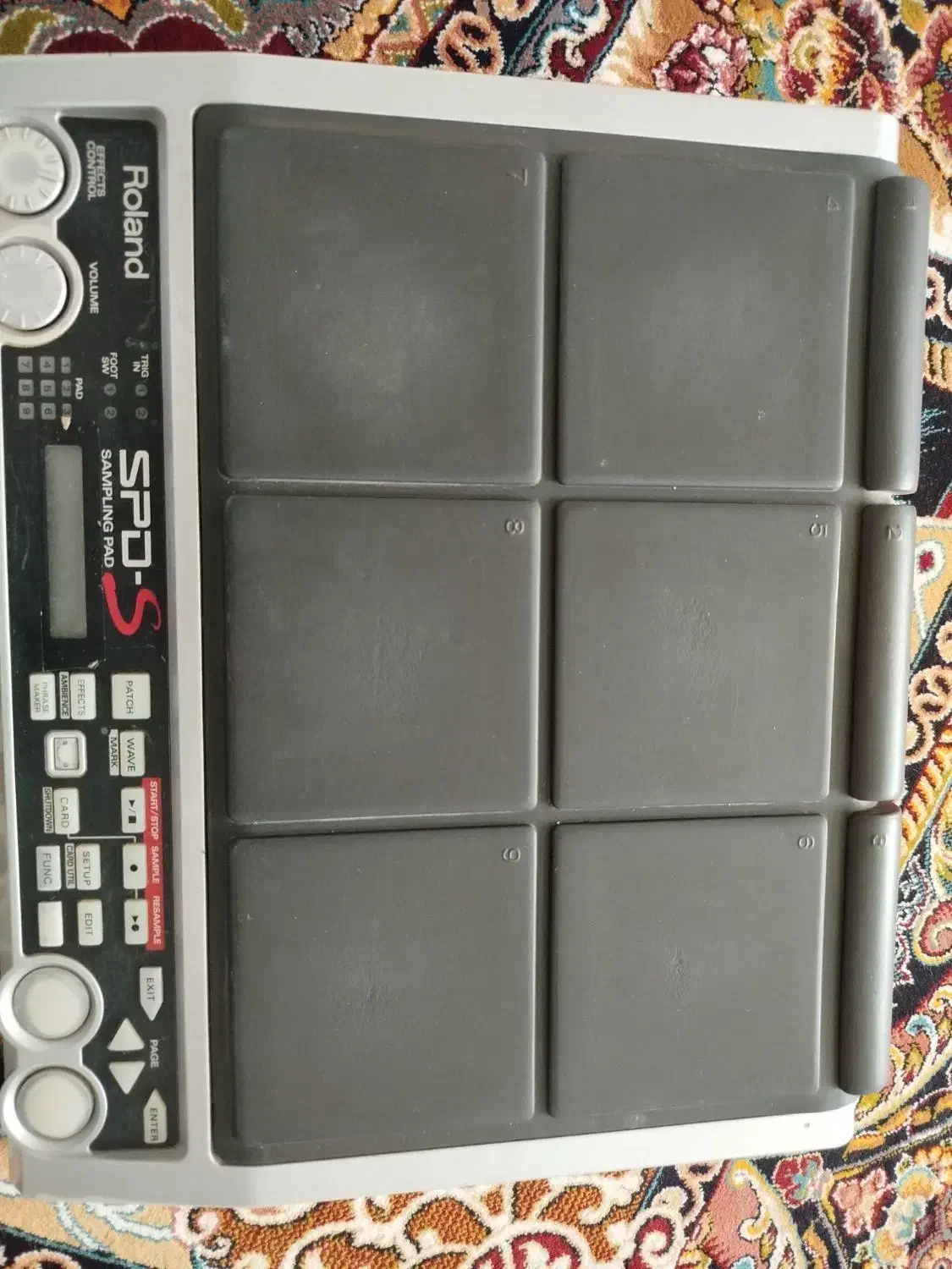 پرکاشن|درام و پرکاشن|تهران, فلسطین (میدان انقلاب)|دیوار