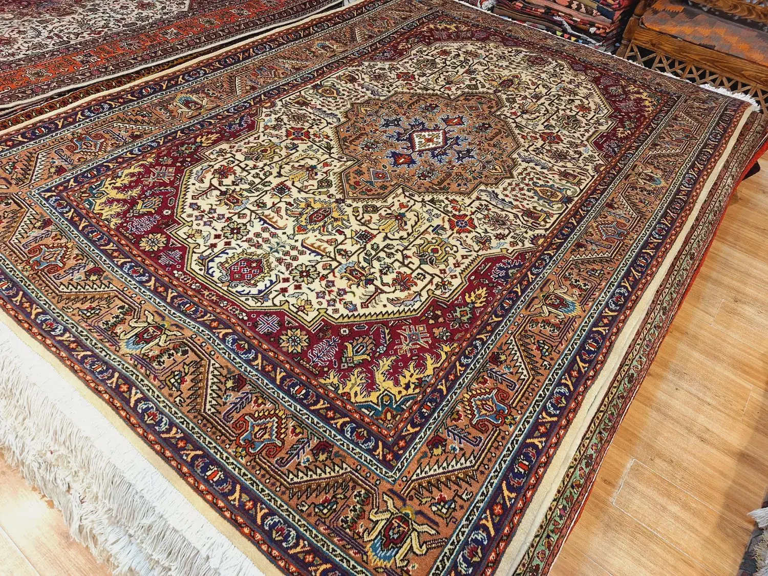 قالی ۶متری دستباف نقشه هریس کرم رنگ|فرش|تهران, اکباتان|دیوار