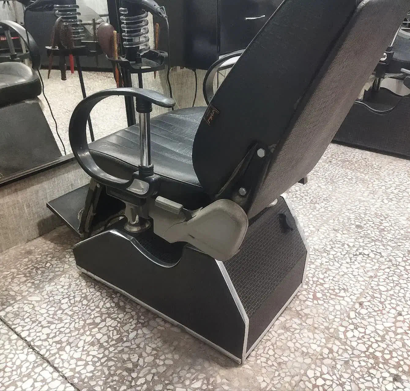 صندلی اصلاح طرح برقی پشت پریزدار|آرایشگاه و سالنهای زیبایی|کرمان, |دیوار