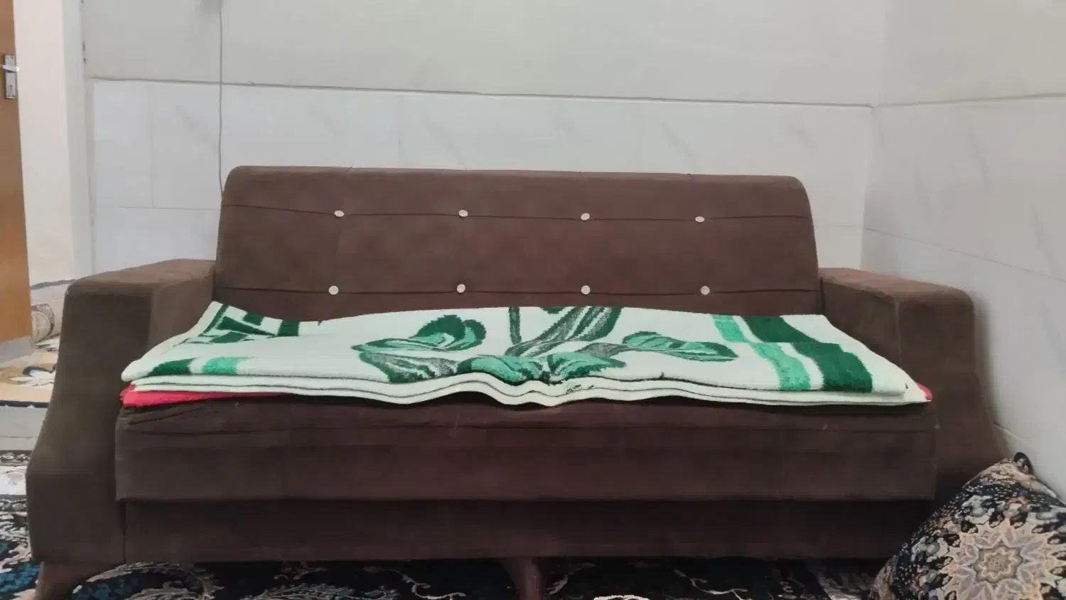 مبلمان 7نفره سالم با یک عدد گل میز بدون هیچ مشکلی|مبلمان خانگی و میز عسلی|شیراز, مسلم|دیوار