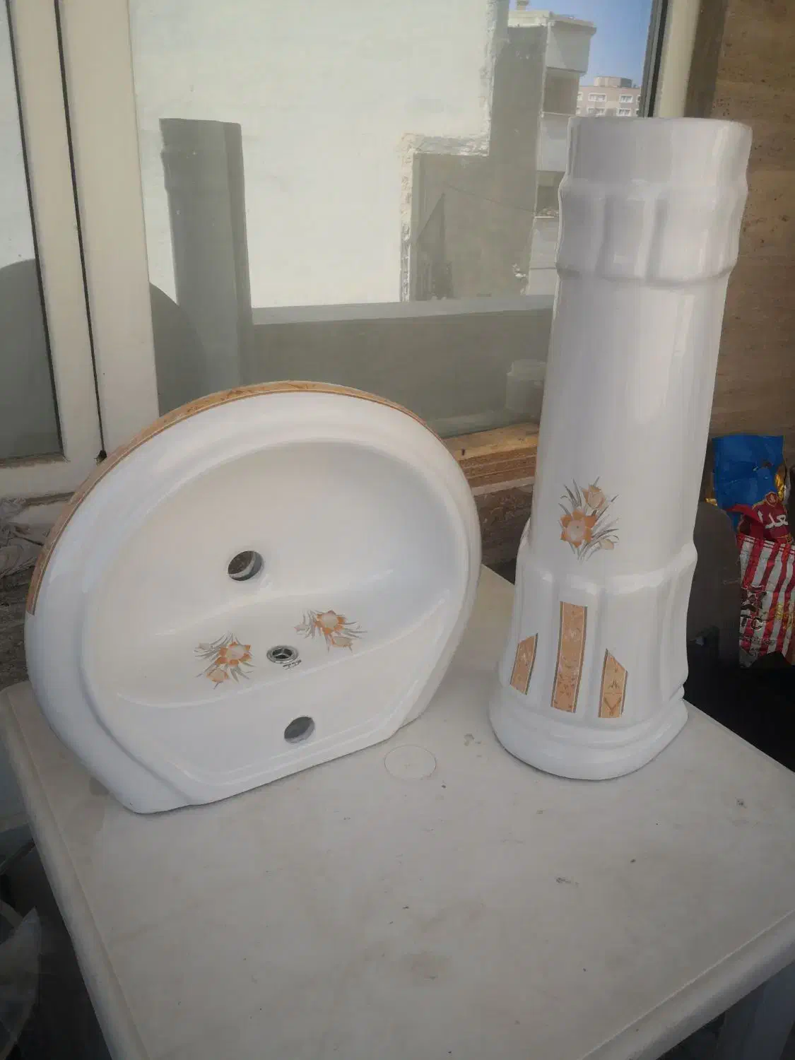 روشویی با پایه. نونو سالم وتمیر|لوازم سرویس بهداشتی|صدرا-فارس, فاز ۱|دیوار