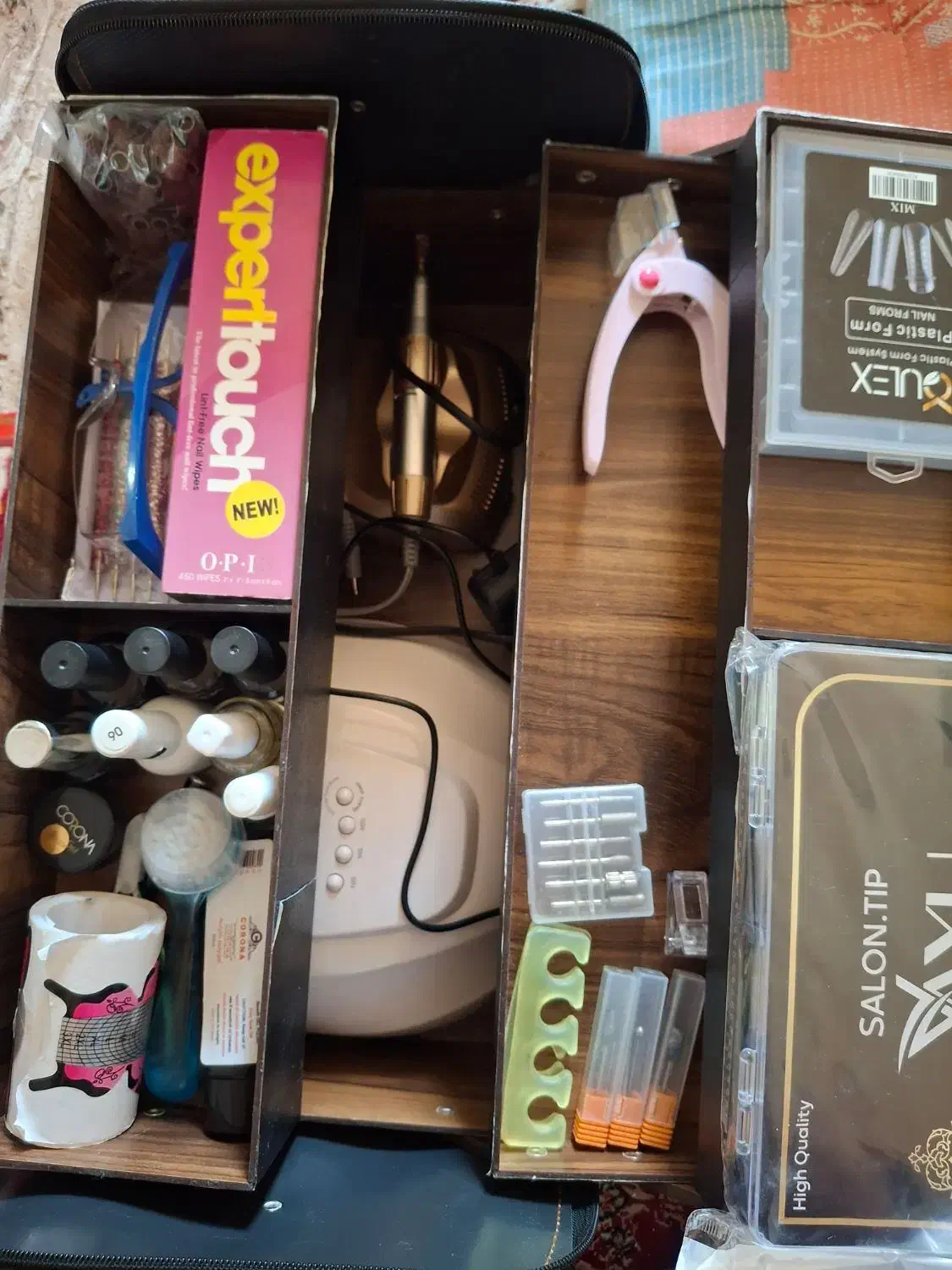 کاشت‌ناخن|آرایشگاه و سالن‌های زیبایی|صحنه, |دیوار