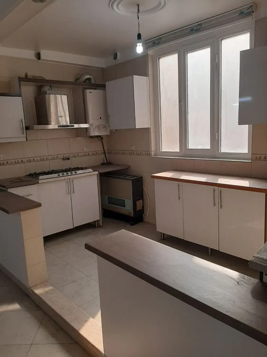 ۶۰ متر ۱خواب ط۳ با پارکینگ پیروزی بلوارنیکنام شرقی