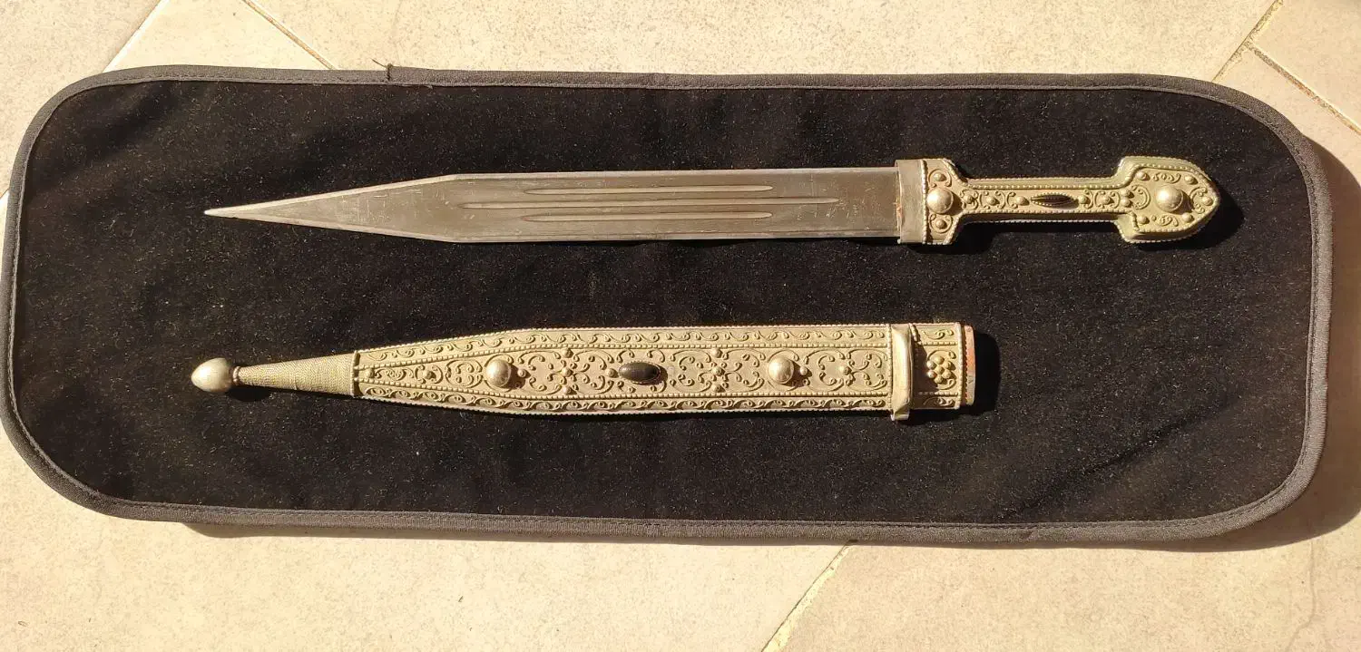 خنجر روسی ، گرجی|کلکسیون اشیاء عتیقه|تهران, میدان ولیعصر|دیوار