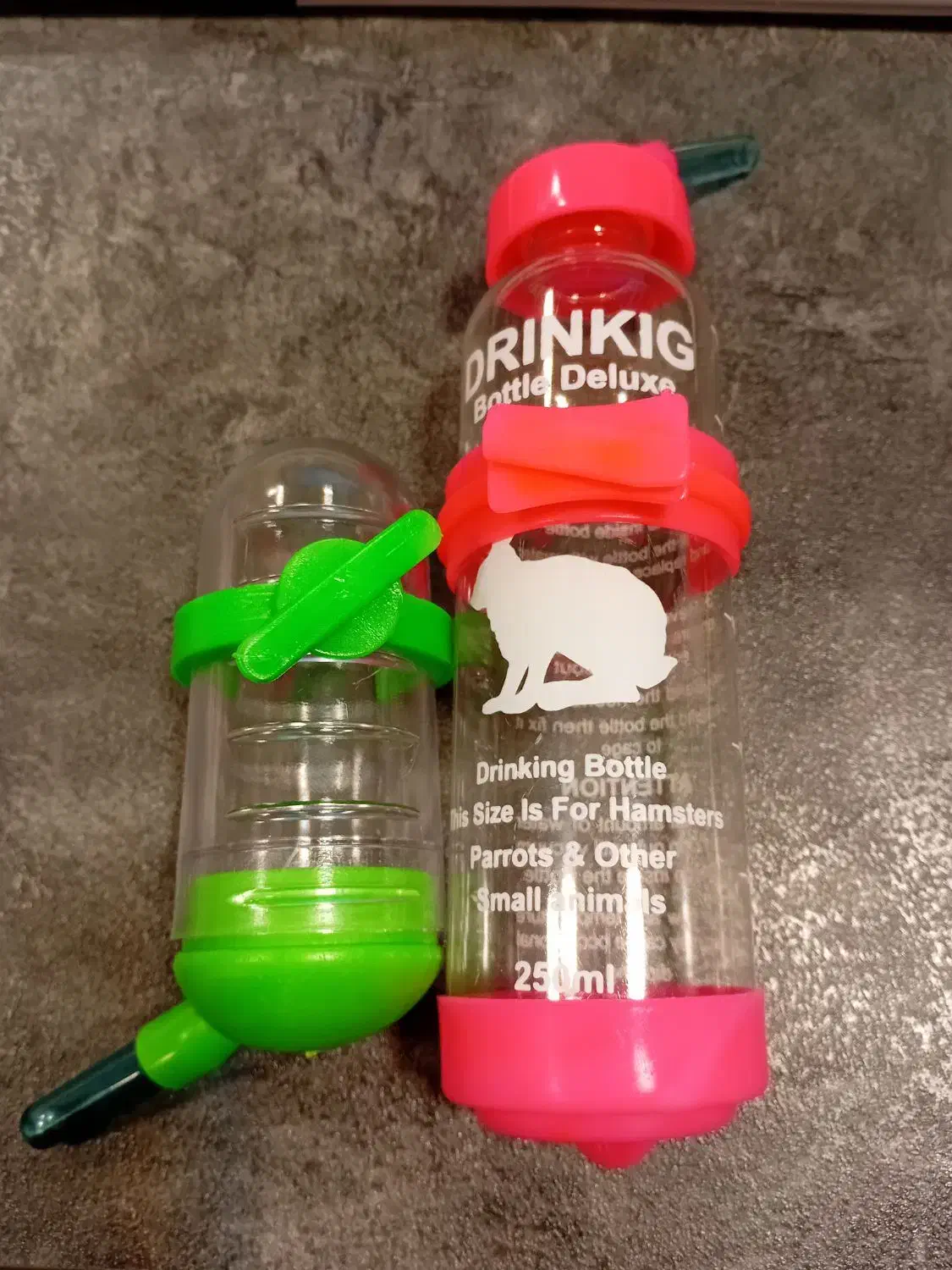 آبخوری همستر،آبخوری انواع حیوانات|لوازم جانبی حیوانات|رباط‌کریم, رباط‌کریم|دیوار