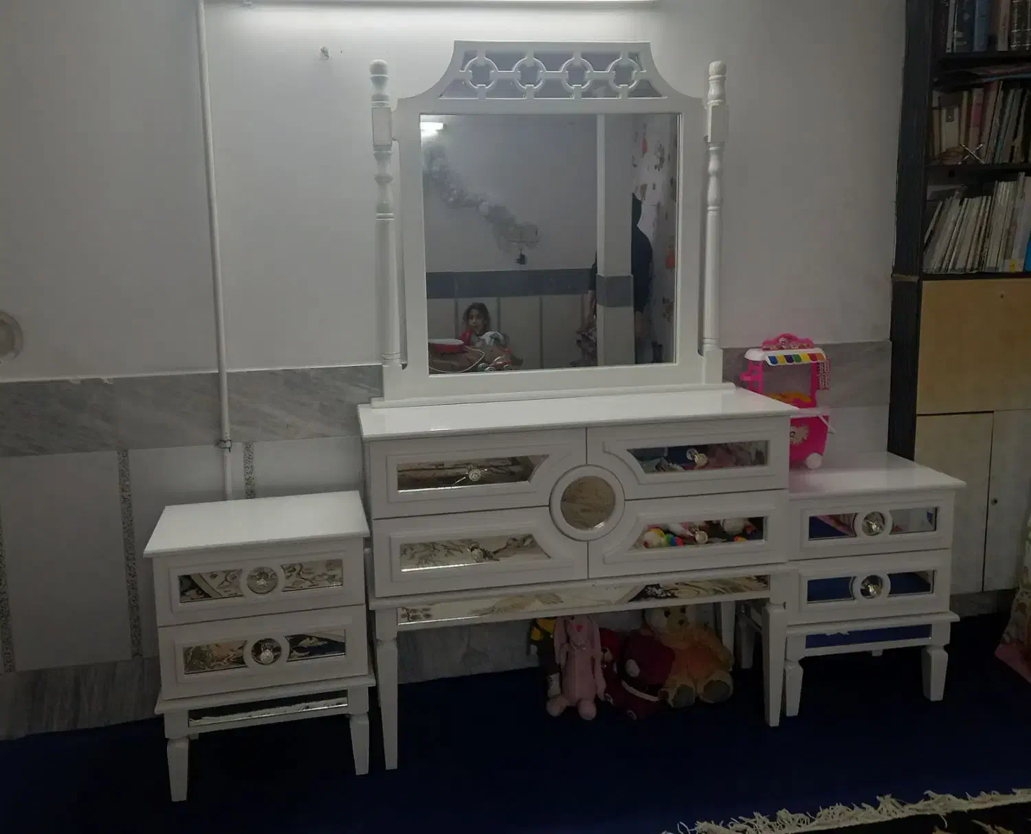 میز آرایش و پا تختی|تخت و سرویس خواب|قم, قلعه کامکار|دیوار