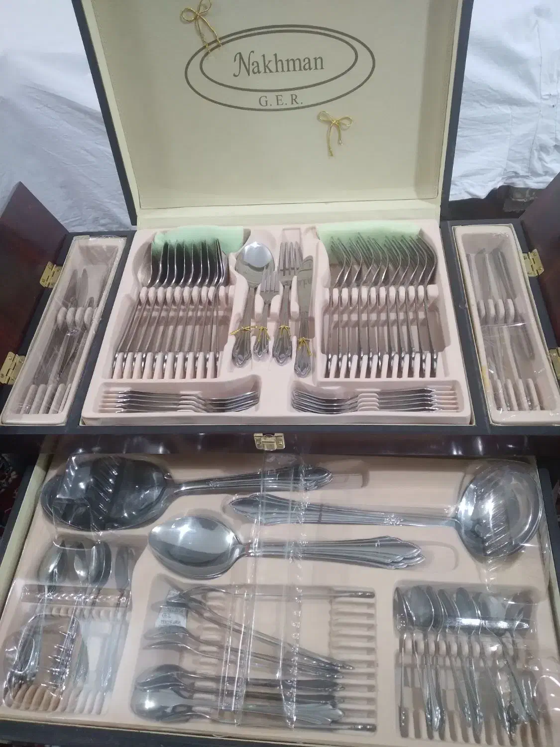 سرویس قاشق وچنگال ۱۲ نفره با میز چوبی|ظروف سرو و پذیرایی|مشهد, شاهد (شهرک غرب)|دیوار